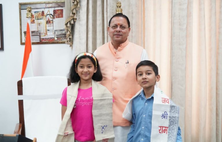 मुख्यमंत्री धामी से मिले नन्हे पर्वतारोही रियांश पंत और प्रिशा रावत