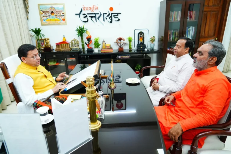 मुख्यमंत्री धामी से मिले स्वामी यतीश्वरानंद और बीकेटीसी अध्यक्ष हेमंत