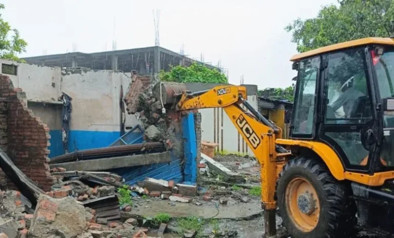 रुद्रपुर में विश्वकर्मा मार्केट पर चला बुलडोजर, 20 दुकानें ध्वस्त;