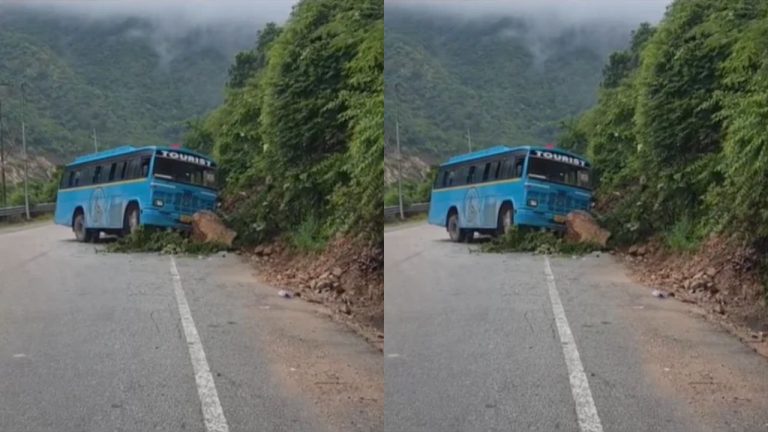 रुद्रप्रयाग में चलती बस पर गिरा पहाड़ी से विशाल बोल्डर,