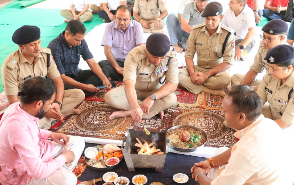 विश्वकर्मा जयंती के अवसर पर एसएसपी देहरादून ने पुलिस लाइन में की पूजा-अर्चना