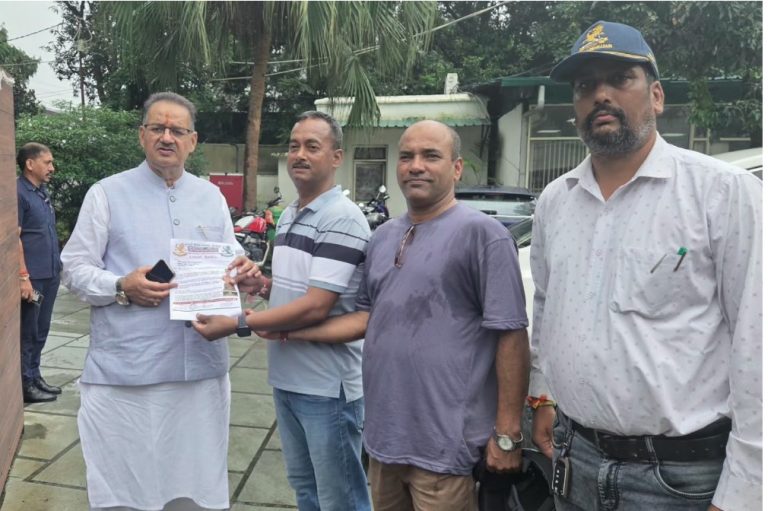 शौर्य स्थल पर मेजर सोमनाथ शर्मा की प्रतिमा लगाने की मांग, पूर्व सैनिकों ने मंत्री गणेश जोशी को सौंपा ज्ञापन