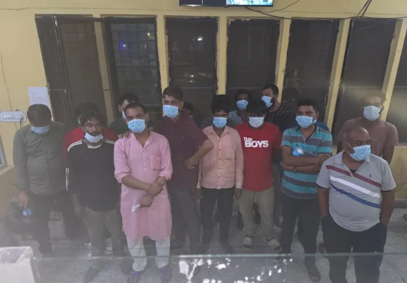 सड़क किनारे जाम छलकाना पड़ा भारी, 20 शराबी हिरासत में