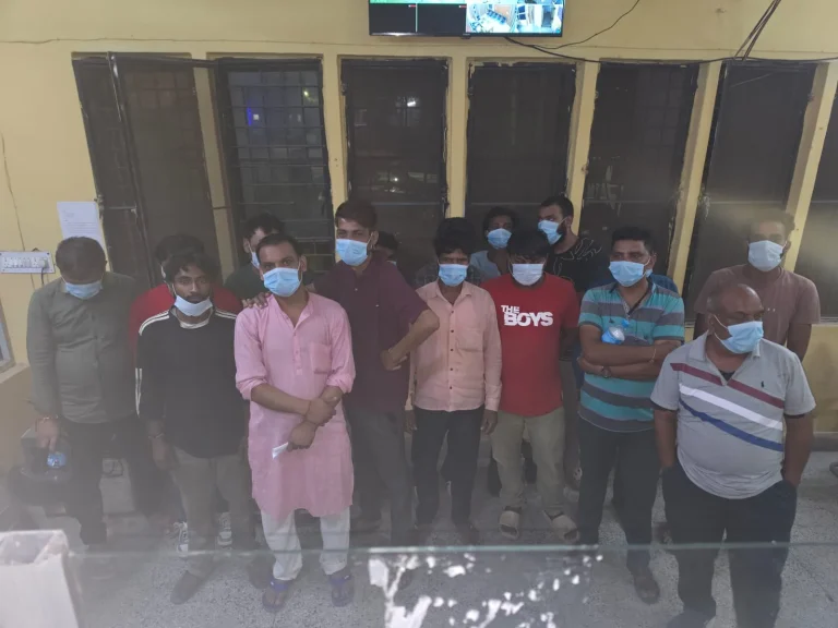 सड़क किनारे जाम छलकाना पड़ा भारी, 20 शराबी हिरासत में