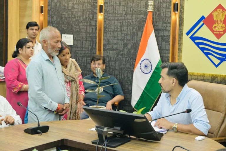 समाधान दिवस में 120 शिकायतें दर्ज, डीएम ने अधिकारियों को