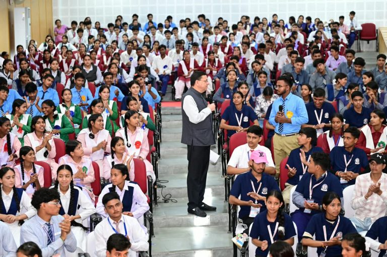 सीएम धामी ने विद्यार्थियों से किया सीधा संवाद, कहा—युवा ही देश और प्रदेश के भविष्य के निर्माता