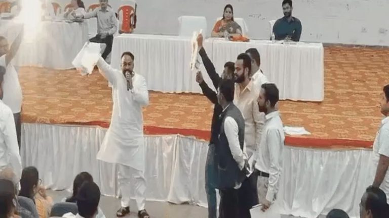 हरिद्वार नगर निगम में प्रचंड हंगामा, पुराने प्रस्तावों पर भड़के