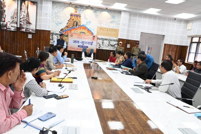 33 समस्याओं में 13 का मौके पर निस्तारण, सीएम हेल्पलाइन के लंबित मामलों की भी समीक्षा