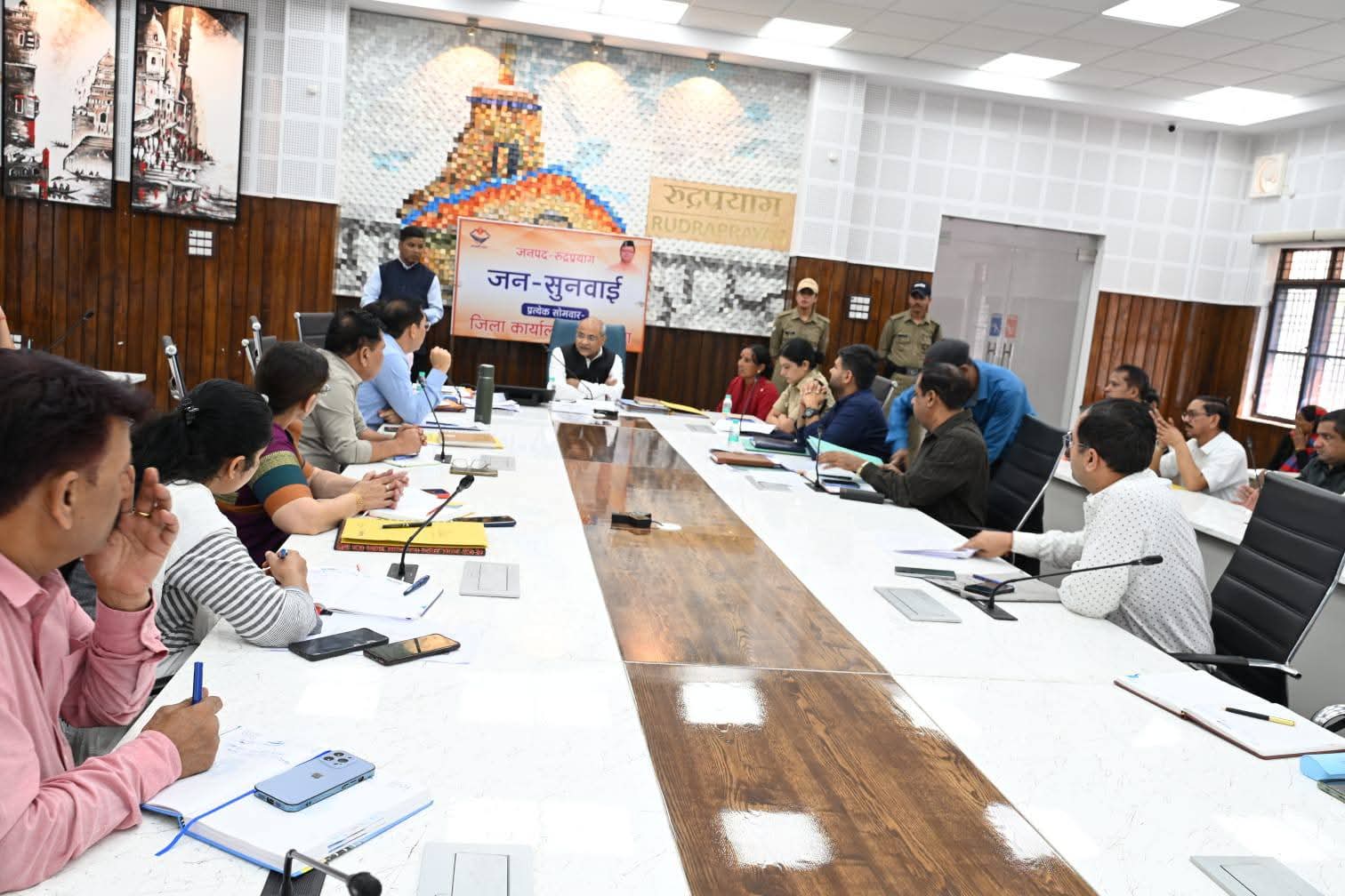 33 समस्याओं में 13 का मौके पर निस्तारण, सीएम हेल्पलाइन के लंबित मामलों की भी समीक्षा