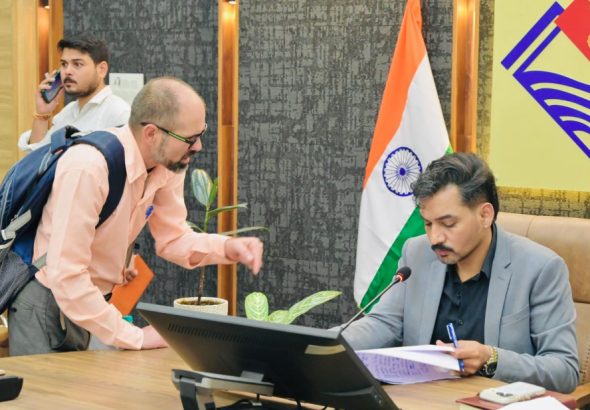 92 शिकायतें, कई परिवारों का दर्द, समाधान दिवस में डीएम ने अधिकारियों को दिए सख्त निर्देश