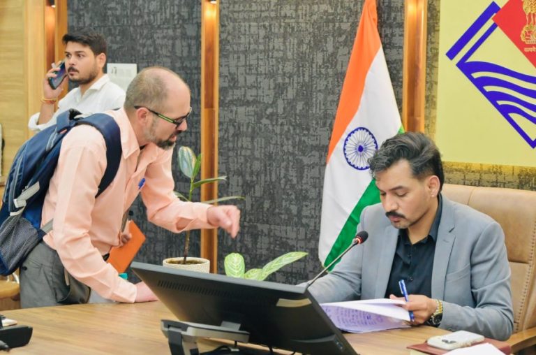 92 शिकायतें, कई परिवारों का दर्द, समाधान दिवस में डीएम ने अधिकारियों को दिए सख्त निर्देश