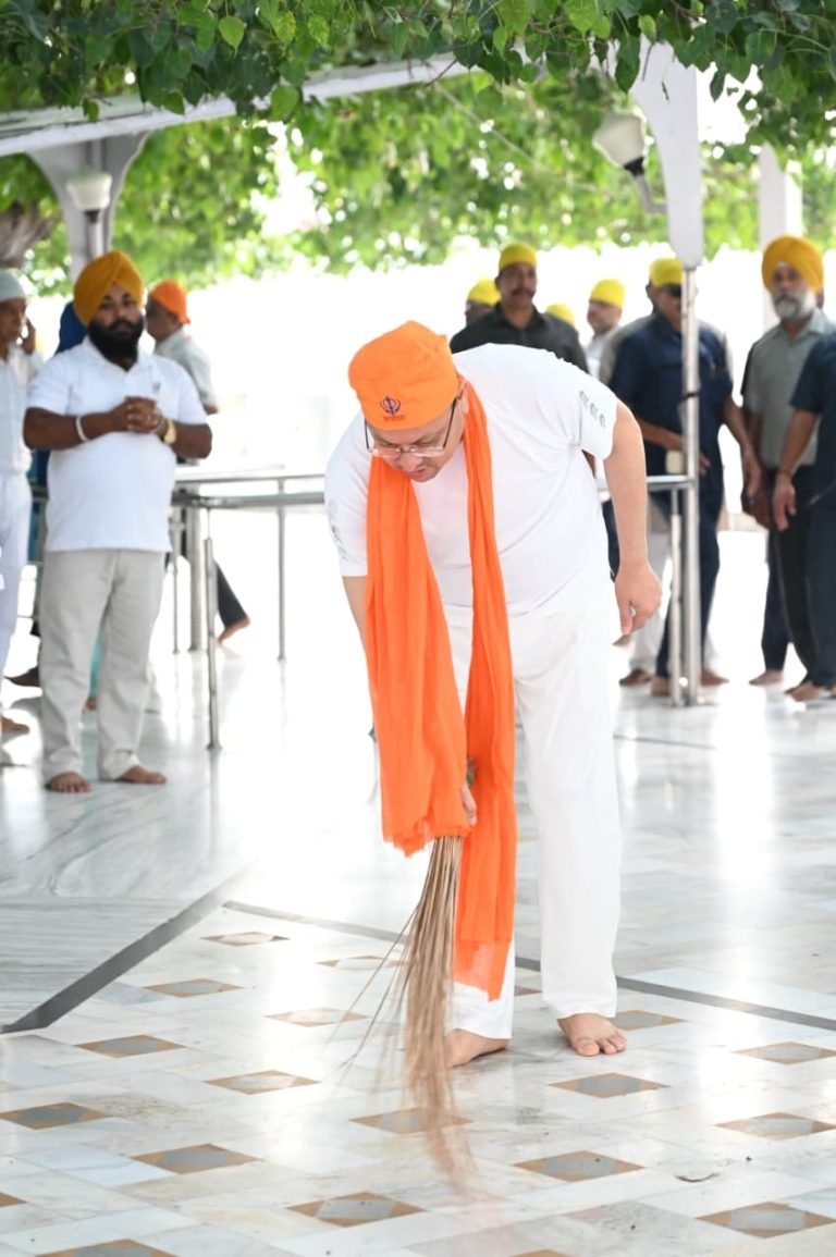 CM Dhami participates in cleanliness drive at Nanakmatta