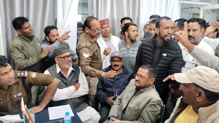 Dispute among Taxi Operators in Mussoorie reaches Police Station