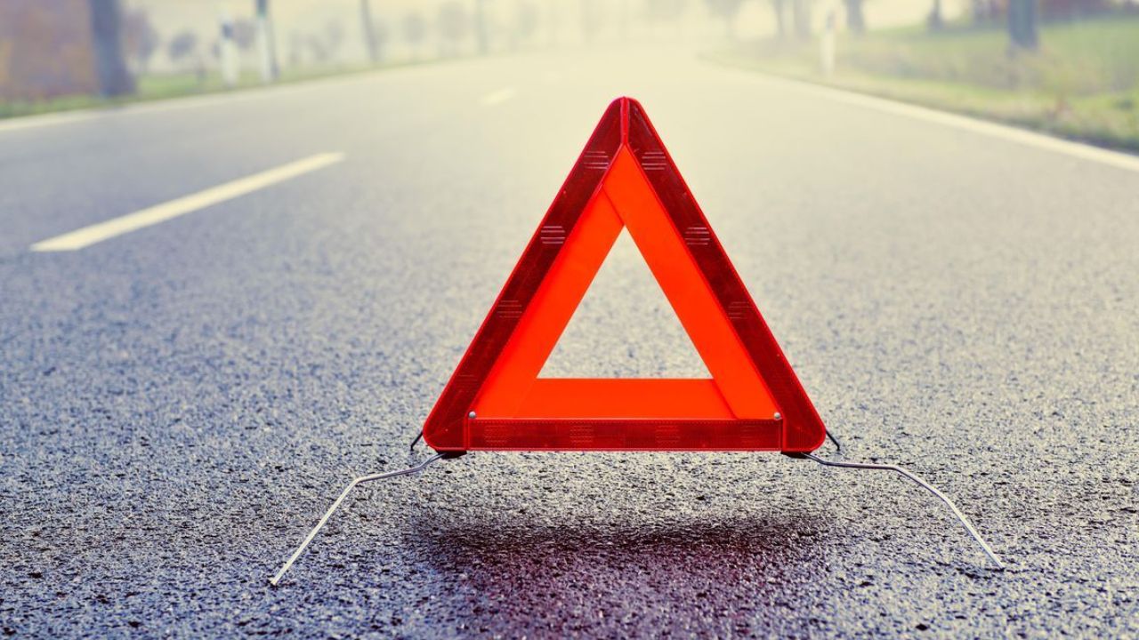 Hapur Delhi-Lucknow Highway Accident: श्रद्धालुओं से भरी बस अचानक पलटी,