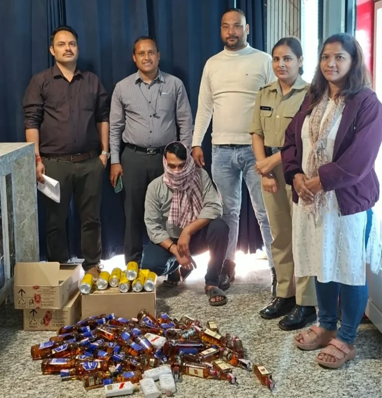 आबकारी विभाग की दबिश से मचा हड़कंप, होमस्टे से शराब