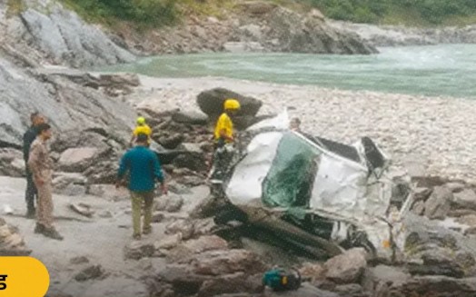 उत्तराखंड के देवप्रयाग में हादसा: गहरी खाई में गिरी कार,
