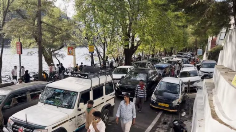 उत्तराखंड में पर्यटकों की भारी भीड़ से यातायात बेहाल... नैनीताल,