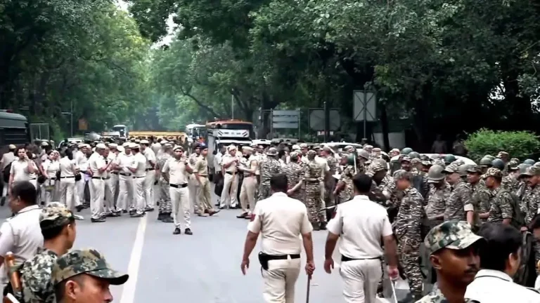 जंतर-मंतर जाने की कोशिश में प्रदर्शनकारी, 600 हिरासत में:ध्रुव राठी
