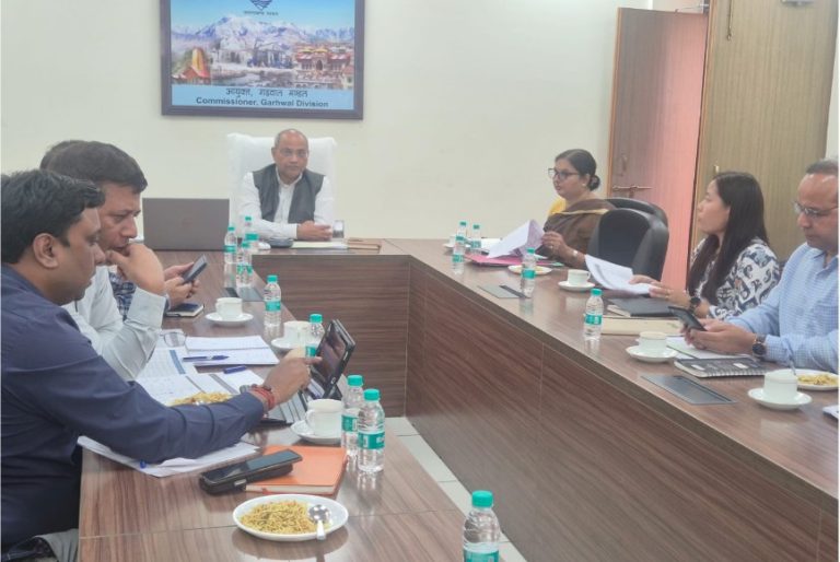 तय समय में सड़कें गड्ढामुक्त न होने पर गढ़वाल आयुक्त सख्त