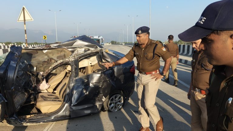 तीनपानी फ्लाईओवर पर तेज रफ्तार कार पलटी, मचा हड़कंप |