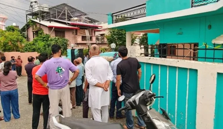 देहरादून में दिनदहाड़े तीन हत्याओं से हड़कंप, लूट के विरोध
