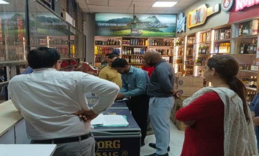 देहरादून में शराब की दुकानों पर देर रात ताबड़तोड़ छापेमारी,