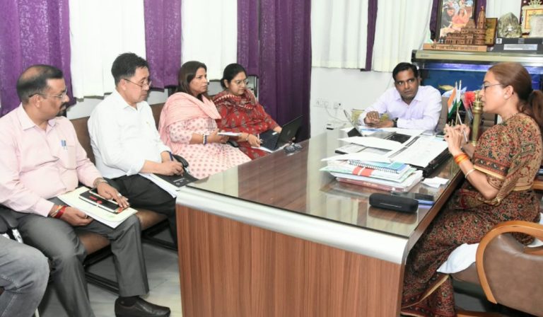 नई दिल्ली में आयोजित होने जा रहे विभागीय सम्मेलन की तैयारियों को लेकर मंत्री रेखा आर्या ने की बैठक