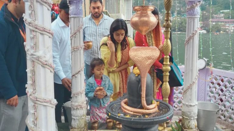 नवरात्रि के पहले दिन मां के दरबार पहुंचीं जाह्नवी कपूर,