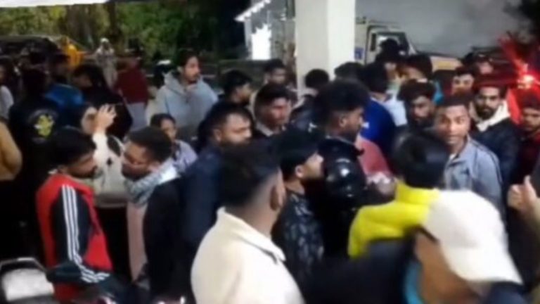 नैनीताल कोतवाली के बाहर क्यों जुटी भीड़? जातिसूचक टिप्पणी के