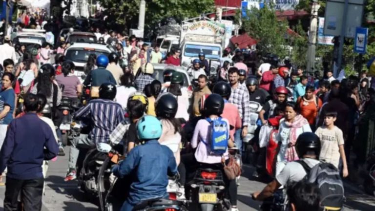 नैनीताल में पर्यटकों का सैलाब: होटल फुल हुए तो सड़कों