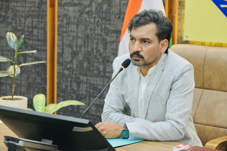 पशु हेल्पलाइन 1962 पर रिस्पॉन्स नहीं मिलने से डीएम नाराज, संबंधित कर्मचारियों का वेतन रोकने के निर्देश