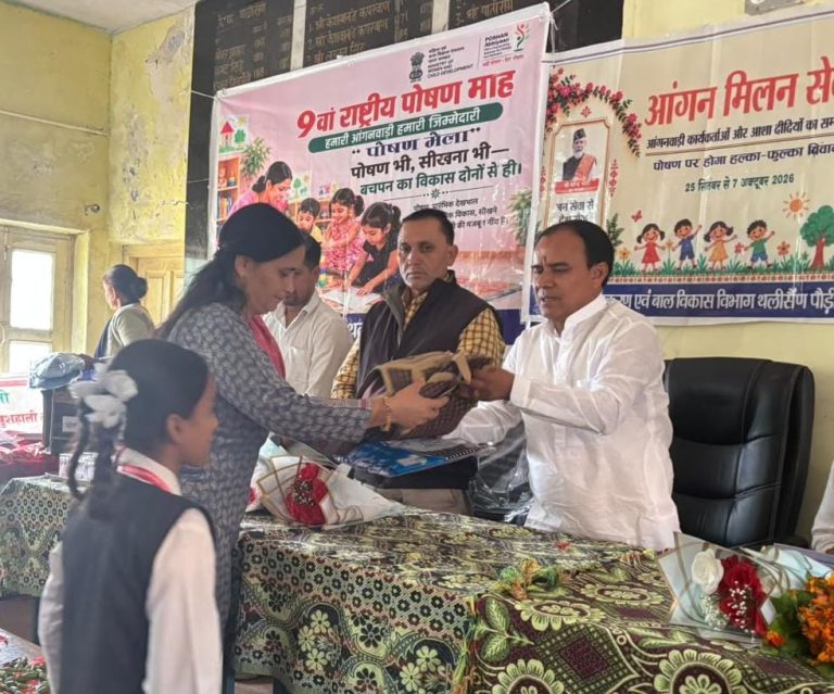 पोषण माह के समापन पर आंगनबाड़ी कार्यकर्त्रियों को किया सम्मानित