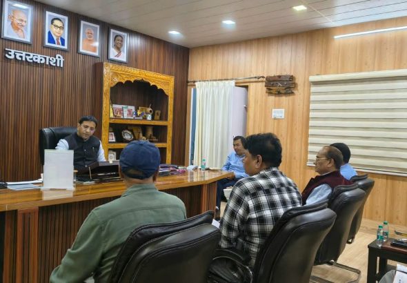 प्रशिक्षण तक सीमित नहीं, युवाओं को रोजगार से जोड़ें अधिकारी: डीएम