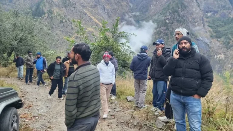 बदरीनाथ से लौट रहा हेलीकॉप्टर चमोली में क्रैश, छह लोग