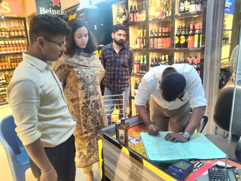 बड़ी खबर :शराब की दुकानों पर ओवररेटिंग एवं अनियमितताओं की शिकायतों पर डीएम का एक्शन