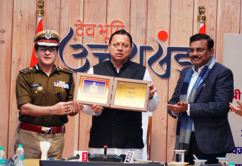 मुख्यमंत्री ने उत्तराखण्ड पुलिस के नवीन गौरव चिह्नों का किया अनावरण