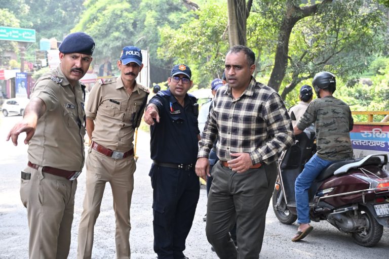 लॉन्ग वीकेंड पर उमड़ी भारी भीड़, कैंची धाम और पहाड़ों की ओर जाने वाले वाहन चालकों के लिए विशेष निर्देश जारी