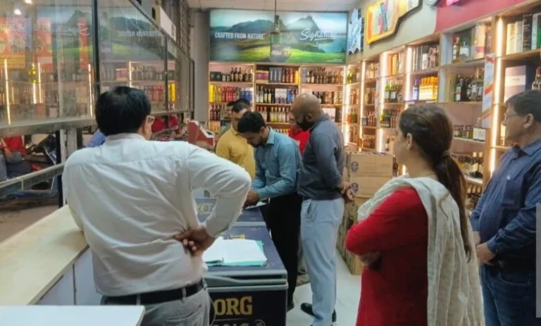 शराब की दुकानों पर देर रात प्रशासन का छापा, ओवररेटिंग