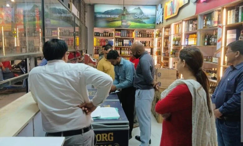शराब की दुकानों पर देर रात प्रशासन का छापा, ओवररेटिंग