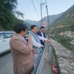 श्रीनगर से सड़क मार्ग से देहरादून लौटते हुए मुख्यमंत्री धामी ने किया राष्ट्रीय राजमार्ग का स्थलीय निरीक्षण