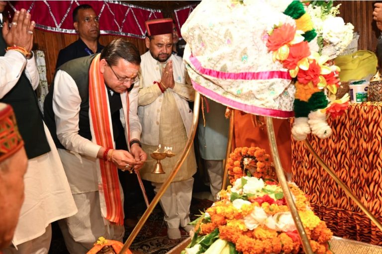 सीएम धामी ने उत्तरकाशी के काशी विश्वनाथ मंदिर में की पूजा-अर्चना