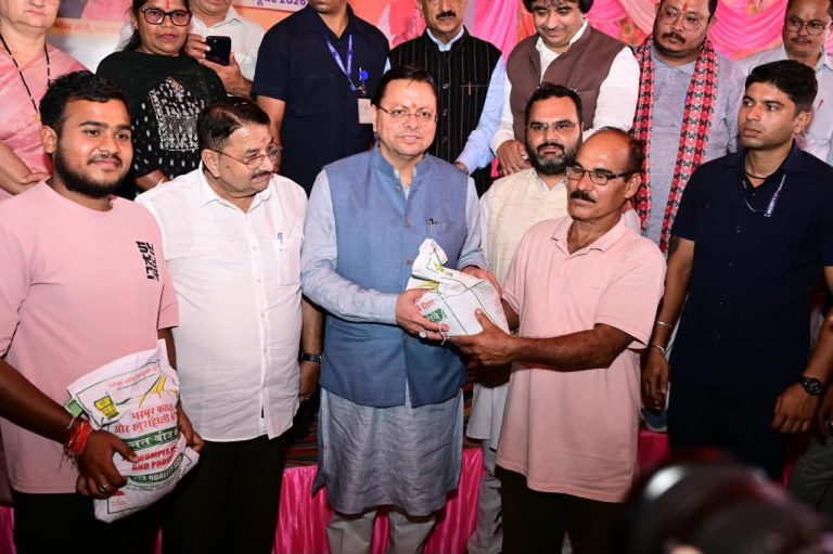 सेवा संकल्प अभियान के तहत रायपुर विधानसभा में आयोजित बहुउद्देशीय शिविर में मुख्यमंत्री पुष्कर सिंह धामी ने किया प्रतिभाग