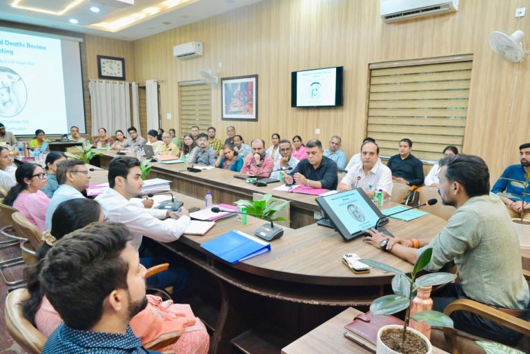 स्वास्थ्य सेवाओं में लापरवाही पर जिलाधिकारी सख्तः एएनएम निलंबित, मातृ एवं शिशु मृत्यु दर घटाने के लिए टास्क फोर्स के निर्देश